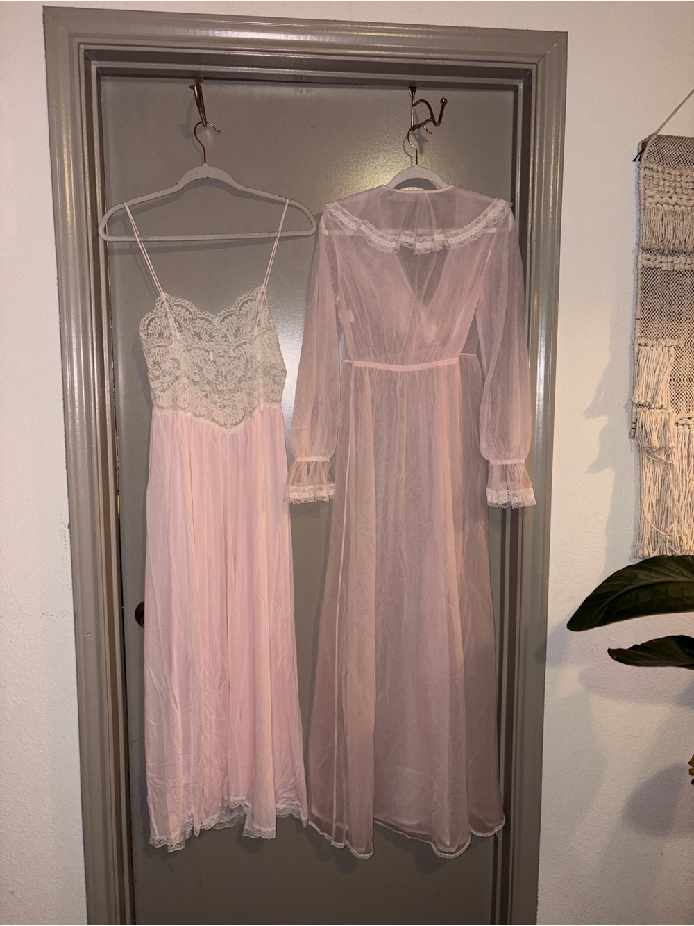 Miss Elaine Pale Pink Lace Chemise and Sheer Robe Set - Picture 8 of 12